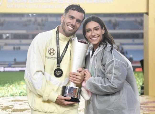 kaiyun-塞尔吉尼奥社媒晒照庆祝超级杯夺冠：中国足协超级杯冠军！