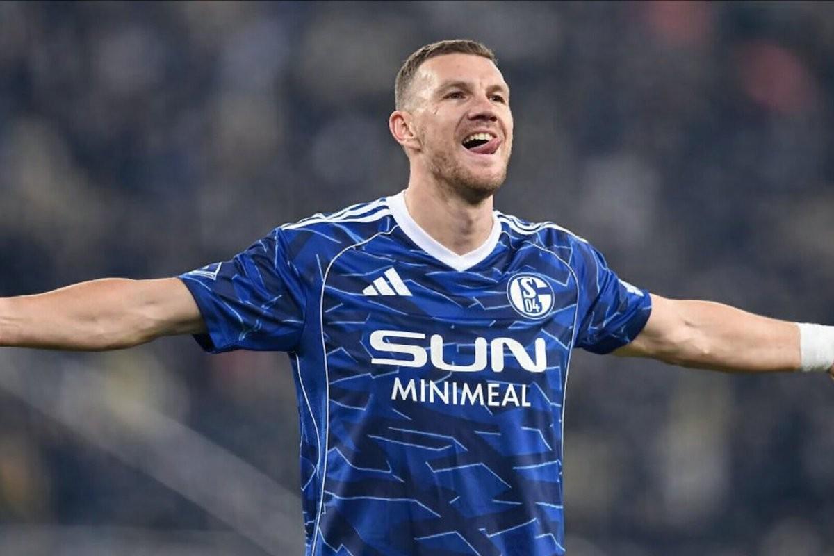 斯基拉:哲科将接过沙尔克10号球衣,计划48小时内体检