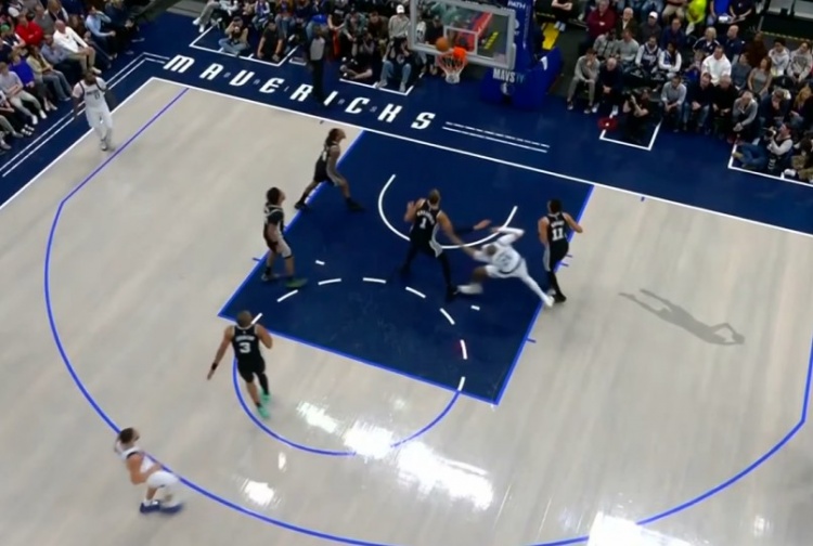 开云体育下载-发力过猛！克莱跳投命中 卡布卡位顶翻加福德裁判回看普通犯规